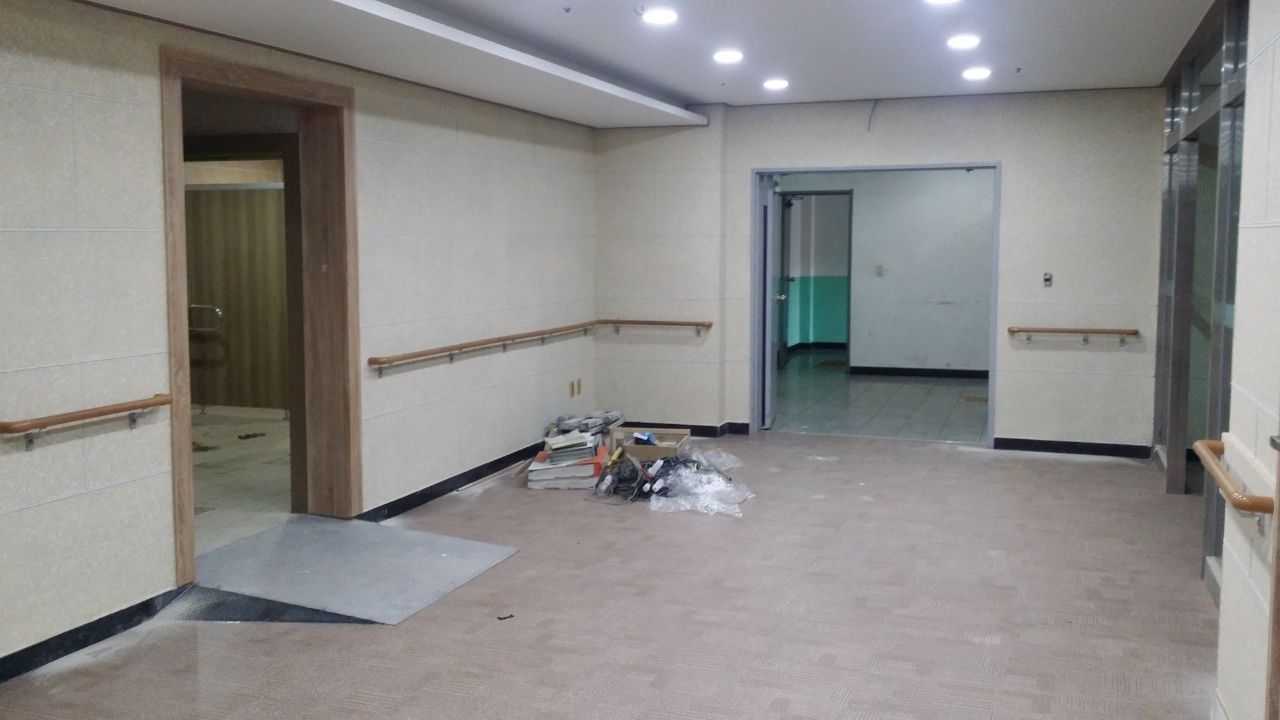 복지시설 공용 공간에 설치된 핸드레일
